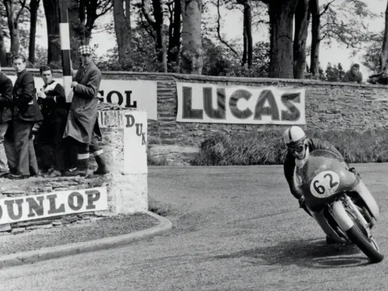 A száguldó cirkusz evolúciója: Hogyan változtak a MotoGP szabályok az évek során?