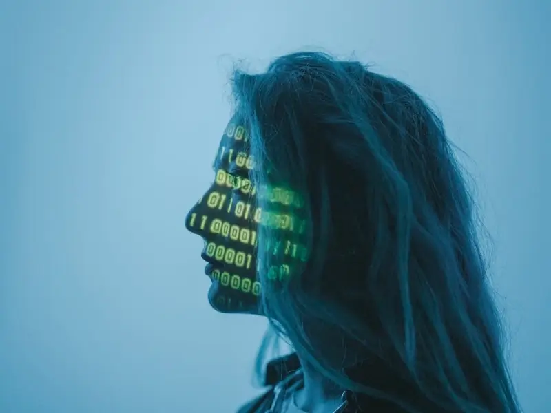 Mesterséges Intelligencia nő arcán kettes számrendszer