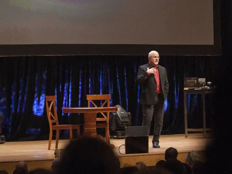 Dave Ramsey magára mutat